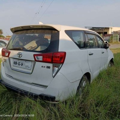 Toyota Innova Crysta 2.4 V DIESEL MT