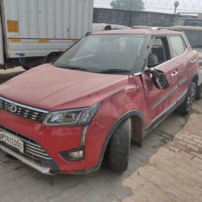 Mahindra XUV 300 W8 O DIESEL MT SUNROOF TOP VARIANT