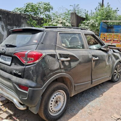 Mahindra XUV 300 W8 O DIESEL MT SUNROOF TOP VARIANT